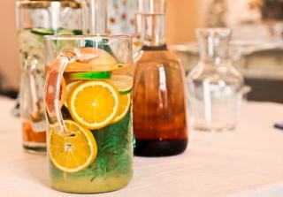 Boissons sans alcool servies à l'apéritif Carafe de citronnade au citron vert et à la menthe posée près de verres à l'apéritif