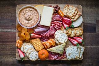 Planche apéritive : composer charcuterie, fromage et fruits